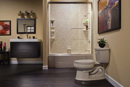 bathroom with beige walls and tiled shower/bath.